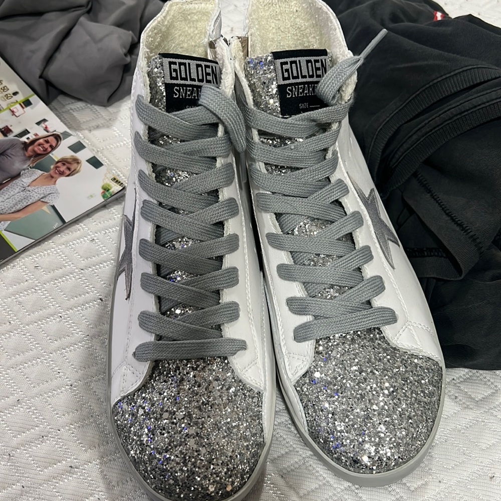 high top leisure shoe